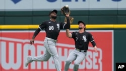 El jardinero central de los Chicago White Sox, Luis Robert Jr. (88), atrapa un elevado de Riley Greene de los Detroit Tigers (Foto AP/Paul Sancya)