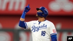 Foto de archivo. Yuli Gurriel celebra después de conectar un doblete, el 9 de octubre de 2024 en Kansas City, Missouri. (Foto AP/Charlie Riedel)