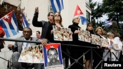 Activistas muestran carteles de las Damas de Blanco y Orlando Zapata Tamayo, frente a la Embajada de Cuba en Madrid, España en marzo de 2010. REUTERS/Andrea Comas